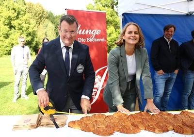 Weltrekord Versuch Franzbroetchen-stock-foto