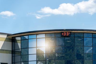 Arco, Lake Garda, Italy - July 18, 2025: The thermometer on the building shows 33 °C - the summer heat in northern Ital-stock-foto