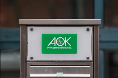 Logo der AOK am 30.01.2023 in München. Unter dem Namen Allgemeine Ortskrankenkasse bestehen derzeit in Deutschland elf r-stock-foto