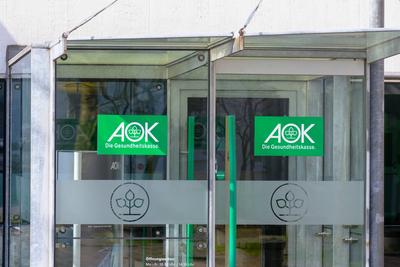 D?sseldorf 19.03.2024 AOK Die Gesundheitskasse Krankenkasse Krankenversicherung Logo Leuchtschrift Schriftzug Allgemeine-stock-foto