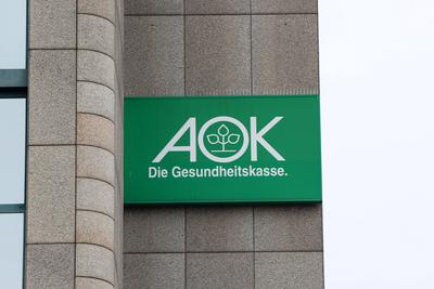 Logo der AOK am 30.01.2023 in München. Unter dem Namen Allgemeine Ortskrankenkasse bestehen derzeit in Deutschland elf r-stock-foto