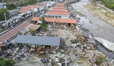 BEIJING, CHINA - AUGUST 03: Aerial view of houses damaged by the heavy rains and floods in Fengjiayu Town on August 3, 2-stock-foto