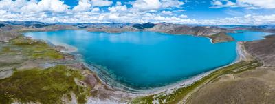 SHIGATSE, CHINA - SEPTEMBER 14: Aerial view of the picturesque scenery of the Yamdrok Lake in autumn on September 14, 20-stock-foto