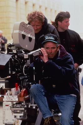 Bildnummer: 54368809  Datum: 14.04.1995  Copyright: imago/United ArchivesKPA89679.jpg James Bond 007 - GOLDENEYE - USA/UK 1995 Martin Campbell Director MARTIN CAMPBELL with cine camera BOX rights=RM People Entertainment hoch Film Fernsehen Action Dreharbeiten shooting Regisseur director 90er Filmkamera cine camera panavisionBildnummer 54368809 Date 14 04 1995 Copyright Imago United Archives KPA89679 JPG James Bond 007 GoldenEye USA UK 1995 Martin Campbell Director Martin Campbell With Cine Camera Box rights u003d RM Celebrities Entertainment vertical Film Television Action Shooting Shooting Director Director 90 Film camera Cine Camera Panavision-stock-foto