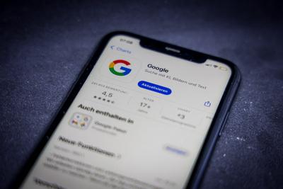Apple App Store auf einem iPhone. Apps-Charts (gratis). Google Suche mit KI, Bildern und Text. // 20.03.2025 *** Apple A-stock-foto