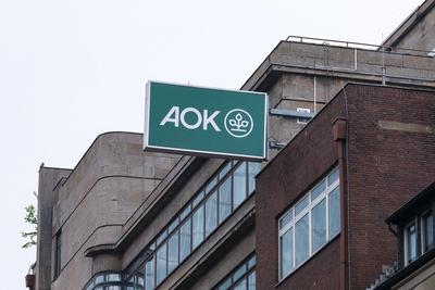 D?sseldorf 25.04.2025 AOK Die Gesundheitskasse Krankenkasse Krankenversicherung Logo Leuchtschrift Schriftzug Allgemeine-stock-foto