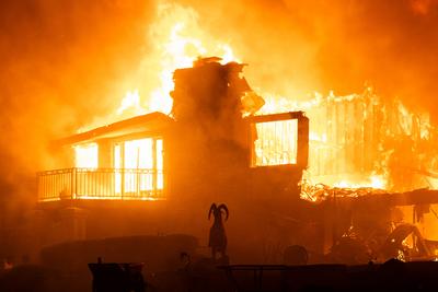 USA, Fl?chenbrand in Moorpark, Kalifornien  MOORPARK, CA - NOVEMBER 06: Flames engulf a structure during a fast-moving w-stock-foto