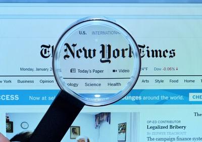 Bildschirm Internet Lupe nytimes com Bildschirm Internet Lupe nytimes com-stock-foto