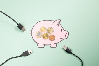 Teurer Strom, Energierechnung, Stromerzeugungsengpass, Preiserh?hung, Inflation, Stromkabel und Sparschwein, wirtschaftl-stock-foto