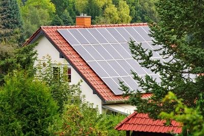 Umweltbewusstsein, Solarstrom, Photovoltaikanlage auf einem Hausdach *** Environmental awareness, Solar power, Photovolt-stock-foto