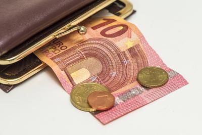 Geldb?rse mit wenig Euro Bargeld-stock-foto