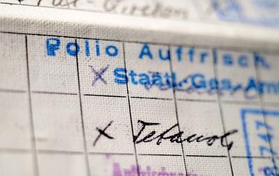 Berlin. 13 FEB 2017. Detail: Impfbuch gem?? Paragraf 16 Bundesseuchengesetz. Polio Auffrischung. Tetanol. Tetanus. Schu-stock-foto