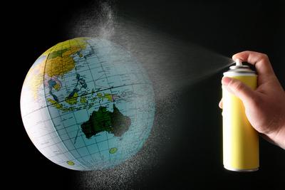 Globus und Spraydose, Erderw?rmung, CO2 Ausstoss, Symbolbilder, Ozonloch, Klimawandel, McPBBO *** globe and aerosol can,-stock-foto