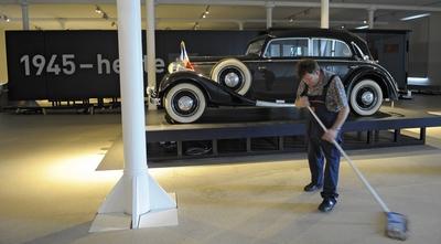 Bildnummer: 59737041  Datum: 11.10.2011  Copyright: imago/epdEin Putzmann reinigt den Boden vor dem fr?heren Dienstwagen des franz?sischen Staatspr?sidenten Charles de Gaulle, einem Horch 830, im Milit?rhistorischen Museum der Bundeswehr in Dresden am Dienstag (11.10.2011). Das Museum wird am Freitag (14.10.2011) er?ffnet. Nach siebenj?hriger Bauzeit werden im fr?heren DDR-Armeemuseum k?nftig rund 10.500 Exponate gezeigt. Ein gro?er Teil kommt aus dem eigenen Depot mit insgesamt 1,5 Millionen Objekten. Mit 19.000 Quadratmetern Fl?che ist das Dresdner Museum eines der gr??ten seiner Art in Europa. Die Kosten f?r das aufwendige Projekt betragen rund 62,5 Millionen Euro. (Siehe epd-Bericht vom 11.10.2011) DER ABDRUCK DES EPD-FOTOS IST HONORARPFLICHTIG! Milit?rhistorisches Museum in Dresden vor der Er?ffnung xdp x0x 2011 quer Politik Milit?r Kultur Museen Museum Geschichte Milit?rgeschichte Auto Limousine Oldtimer  59737041 Date 11 10 2011 Copyright Imago epd a Plaster man cleans the Bottom before the earlier Staff cars the French State President Charles de Gaulle a Horch 830 in Hist Museum the Bundeswehr in Dresden at Tuesday 11 10 2011 the Museum will at Friday 14 10 2011 opens after Siebenj?hriger Construction period will in earlier GDR Army Museum in the future Around 10 500 Exhibits shown a grand Part , out the own Depot with a whole 1 5 Million Objects with 19 000 Square meters Area is the Dresdner Museum a the largest his Art in Europe the Costs for the Costly Project Behavior Around 62 5 Million Euro See epd Report of 11 10 2011 the Imprint the epd Photos is  milit?rhistorisches Museum in Dresden before the Opening XDP x0x 2011 horizontal politics Military Culture Museums Museum History Military history Car Sedan Oldtimer-stock-foto