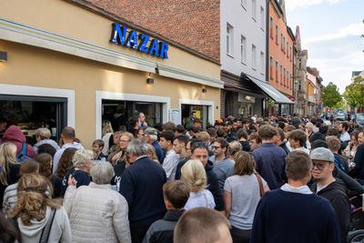 Markus S?der verkauft D?ner zum Sonderpreis mit B?rgermeisterkandidat Tom Hesselberger, Zirndorf, 16.09.2025-stock-foto