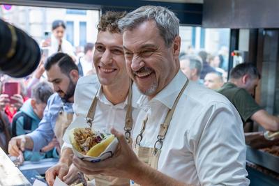 Markus S?der verkauft D?ner zum Sonderpreis mit B?rgermeisterkandidat Tom Hesselberger, Zirndorf, 16.09.2025-stock-foto
