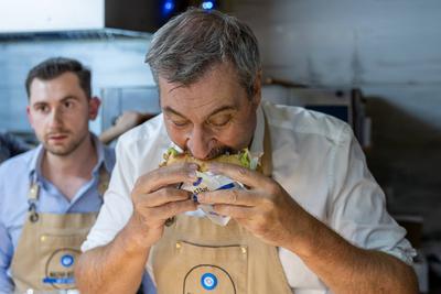 Markus S?der verkauft D?ner zum Sonderpreis mit B?rgermeisterkandidat Tom Hesselberger, Zirndorf, 16.09.2025-stock-foto