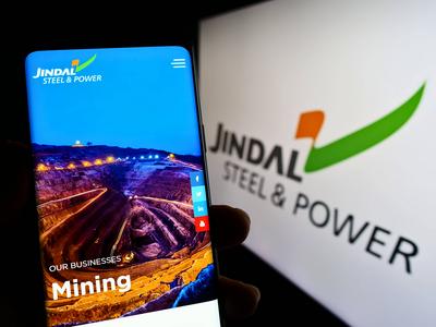 Person holding mobile phone with website of company Jindal Steel and Power Limited (JSPL) on screen. Stuttgart, Germany-stock-foto