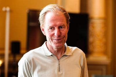 Olympiasieger Jan Schur begleitet seinen Vater Gustav Adolf T?ve Schur zur Verleihung des Verdienstordens des Landes Sac-stock-foto