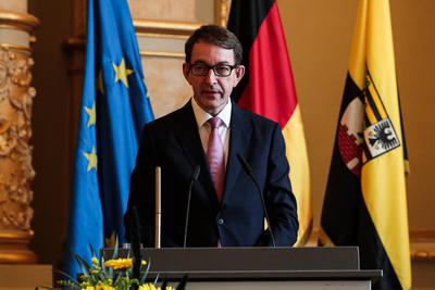 Prof. Dr. Winfried Kluth bekommt von Ministerpr?sident Dr. Reiner Haseloff den Verdienstorden des Landes Sachsen-Anhalt-stock-foto