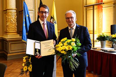 Prof. Dr. Winfried Kluth bekommt von Ministerpr?sident Dr. Reiner Haseloff den Verdienstorden des Landes Sachsen-Anhalt-stock-foto