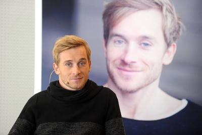 Samuel Koch Rolle vorw?rts Schauspieler Samuel Koch w?hrend der Pressekonferenz zu seinem neuen-stock-foto
