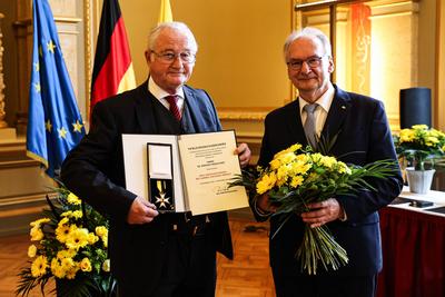 Dr. R?diger Fikentscher bekommt von Ministerpr?sident Dr. Reiner Haseloff den Verdienstorden des Landes Sachsen-Anhalt ?-stock-foto
