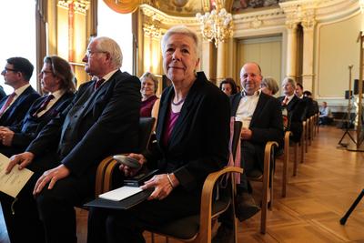 Edda Ahrberg bekommt von Ministerpr?sident Dr. Reiner Haseloff den Verdienstorden des Landes Sachsen-Anhalt ?berreicht.-stock-foto