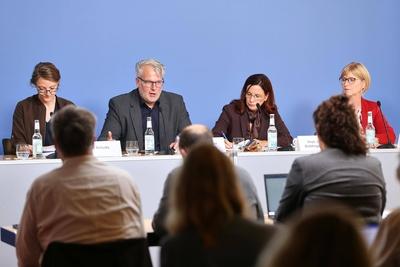 Berlin, Deutschland, 18.09.2025: Haus der BPK: Pressekonferenz: Haus?rztinnen- und Haus?rzteverband - 46. Haus?rztinnen--stock-foto
