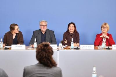Berlin, Deutschland, 18.09.2025: Haus der BPK: Pressekonferenz: Haus?rztinnen- und Haus?rzteverband - 46. Haus?rztinnen--stock-foto