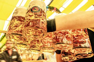 Oktoberfest 2025, Bedienung bringt den durstigen Besuchern die ersten 10 Mass Bier, Wiesn-Start bei strahlendem Sonnenschein un Temperaturen bis zu 30 Grad, Er?ffnungstag, 20. September 2025-stock-foto