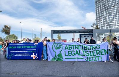 Proteste gegen "Marsch fuer das Leben" mit Forderung nach Abschaffung von Paragraf 218-stock-foto