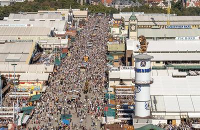 Oktoberfest 2025, Wiesn-Start bei strahlendem Sonnenschein und Temperaturen bis zu 30 Grad, bestes Wiesnwetter, Blick vom Riesenrad ?ber die Festwiese, Er?ffnungstag, 20. September 2025-stock-foto