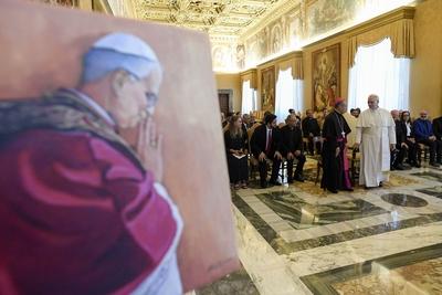 ITALY - POPE LEO XIV DURING THE AUDIENCE WITH PARTICIPANTS IN THE JUBILEE MEETING PROMODED BY THE LATIN AMERICAN AND CARIBBEAN EPISCOPAL COUNCIL,THE PONTIFICAL ACADEMY FOR LIFE, AND THE JOAN PAUL II INSTITUTE September 19, 2025-stock-foto