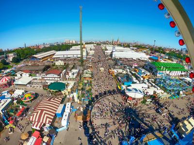 Oktoberfest 2025, Wiesn-Start bei strahlendem Sonnenschein und Temperaturen bis zu 30 Grad, bestes Wiesnwetter, Blick vom Riesenrad ?ber die Festwiese, Er?ffnungstag, 20. September 2025-stock-foto