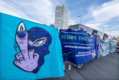 Proteste gegen "Marsch fuer das Leben" mit Forderung nach Abschaffung von Paragraf 218-stock-foto