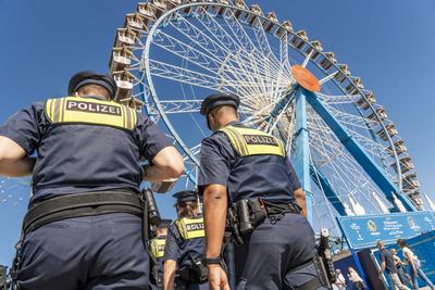 Oktoberfest 2025, Polizeistreife auf der Festwiese, Riesenrad, M?nchen, 20. September 2025-stock-foto