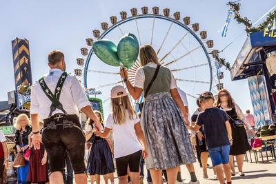 Oktoberfest 2025, Wiesn-Start bei strahlendem Sonnenschein und Temperaturen bis zu 30 Grad, Familie beim Wiesnbummel vor Riesenrad, 20. September 2025-stock-foto