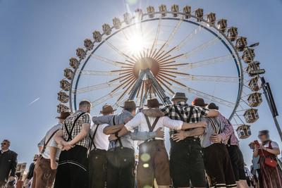 Oktoberfest 2025, Wiesn-Start bei strahlendem Sonnenschein und Temperaturen bis zu 30 Grad,M?nner in Tracht beim Gruppenfoto vor Riesenrad, 20. September 2025-stock-foto