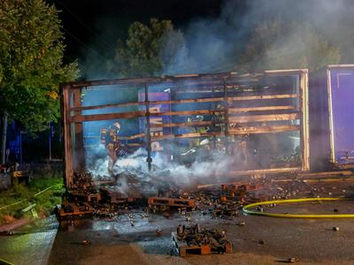 LKW-Brand am Autohof Lehrte Kurz nach Mitternacht brannte ein LKW-Anh?nger im Vollbrand auf dem Autohof Lehrte. Ein zwei-stock-foto