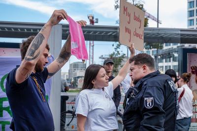 Proteste gegen "Marsch fuer das Leben" mit Forderung nach Abschaffung von Paragraf 218-stock-foto