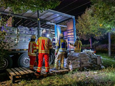 LKW-Brand am Autohof Lehrte Kurz nach Mitternacht brannte ein LKW-Anh?nger im Vollbrand auf dem Autohof Lehrte. Ein zwei-stock-foto