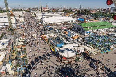 Oktoberfest 2025, Wiesn-Start bei strahlendem Sonnenschein und Temperaturen bis zu 30 Grad, bestes Wiesnwetter, Blick vom Riesenrad ?ber die Festwiese, M?nchen, 20. September 2025-stock-foto