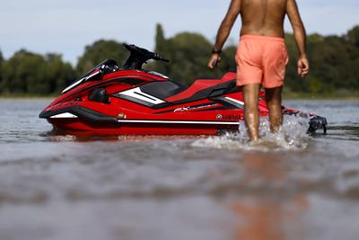 Stadt K?ln informiert ?ber Badeverbot im Rhein-stock-foto
