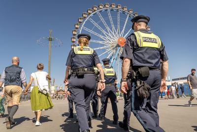 Oktoberfest 2025, Polizeistreife auf der Festwiese, Riesenrad, M?nchen, 20. September 2025-stock-foto