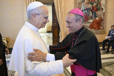 ITALY - POPE LEO XIV DURING THE AUDIENCE WITH PARTICIPANTS IN THE JUBILEE MEETING PROMODED BY THE LATIN AMERICAN AND CARIBBEAN EPISCOPAL COUNCIL,THE PONTIFICAL ACADEMY FOR LIFE, AND THE JOAN PAUL II INSTITUTE September 19, 2025-stock-foto