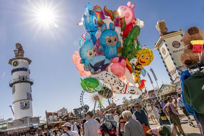 Oktoberfest 2025, Wiesn-Start bei strahlendem Sonnenschein und Temperaturen bis zu 30 Grad, bestes Wiesnwetter, bunte Luftballons vor L?wenbr?u Festzelt, Er?ffnungstag, 20. September 2025-stock-foto