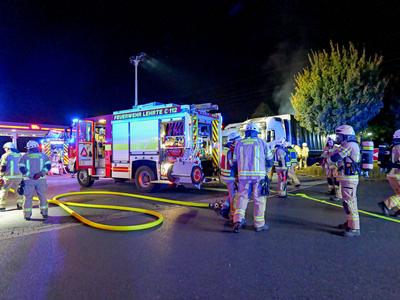 LKW-Brand am Autohof Lehrte Kurz nach Mitternacht brannte ein LKW-Anh?nger im Vollbrand auf dem Autohof Lehrte. Ein zwei-stock-foto