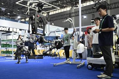 HEFEI, CHINA - SEPTEMBER 20: Humanoid robot Xingdong L7 performs high jump during the 2025 World Manufacturing Conventio-stock-foto