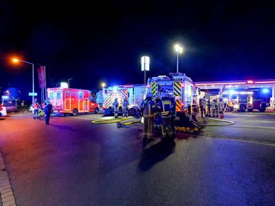 LKW-Brand am Autohof Lehrte Kurz nach Mitternacht brannte ein LKW-Anh?nger im Vollbrand auf dem Autohof Lehrte. Ein zwei-stock-foto